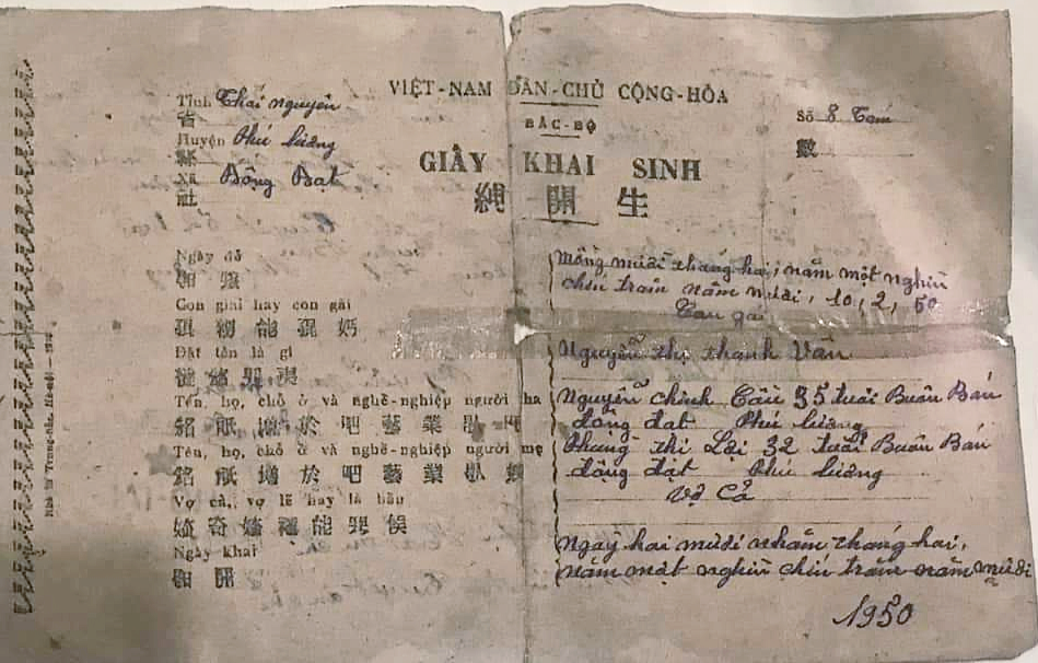 Giấy khai sinh ghi bằng chữ Quốc ngữ và chữ Hán Nôm, cấp năm 1950 紙開生𥱬憑𡨸國語吧𡨸漢喃、給𢆥1950