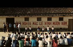 Cảnh phim học sinh múa hát bài "Em mơ gặp Bác Hồ" cho Akutagawa